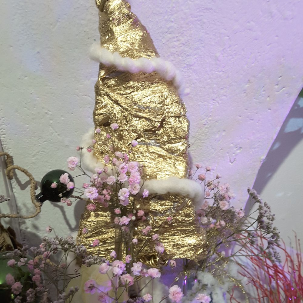 Sapin avec socle, par Atelier Marine Fleurs, fleuriste à Étoile-sur-Rhône