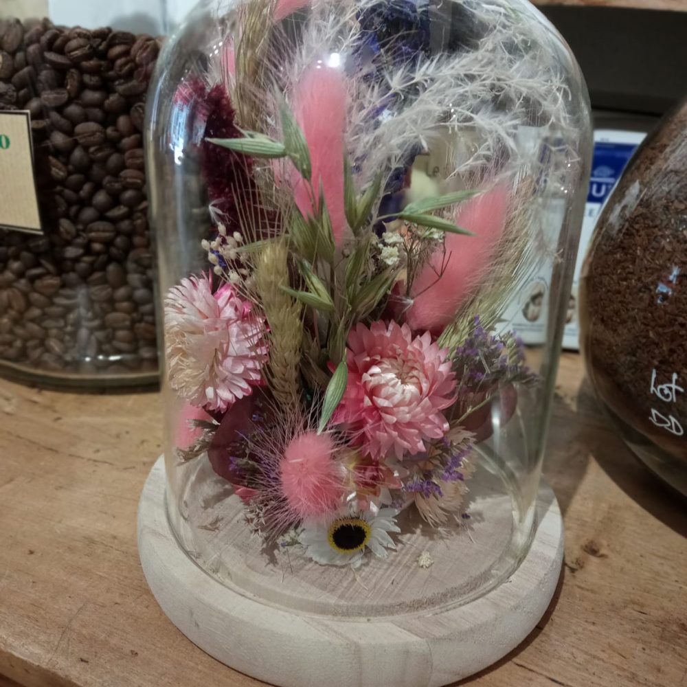 Cloche fleurie en fleurs séchées, par Camomille Fleuriste Nomade, fleuriste à Rivières
