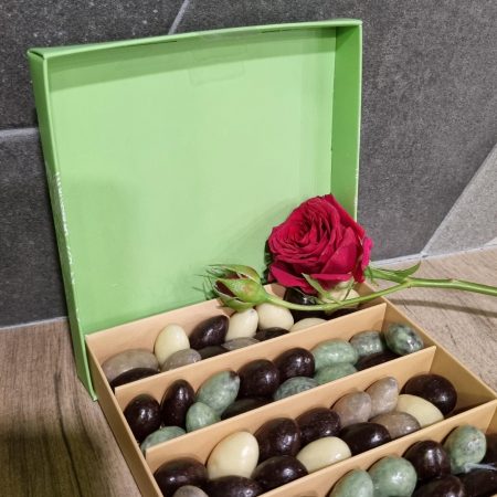 Assortiment d'amandes enrobées de chocolats, par Art Végétal, fleuriste à Corbas