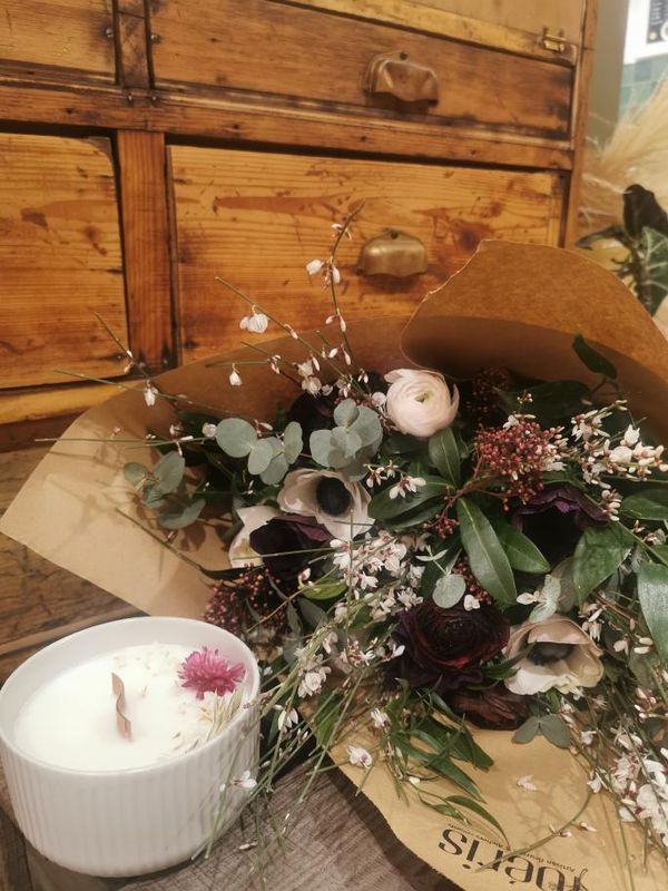 Fleurs de saison et Bougie Alpes Candle, par Iberis Annecy, fleuriste à Annecy