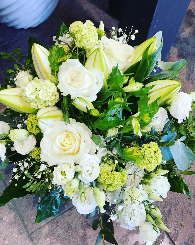 bouquet de fleurs blanches, par L'Enchantement, fleuriste à Lyon