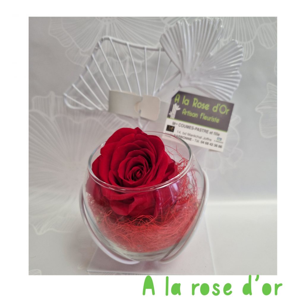 Rose éternelle dans boule en verre sur socle gingko, par A La Rose d'Or, fleuriste à Narbonne