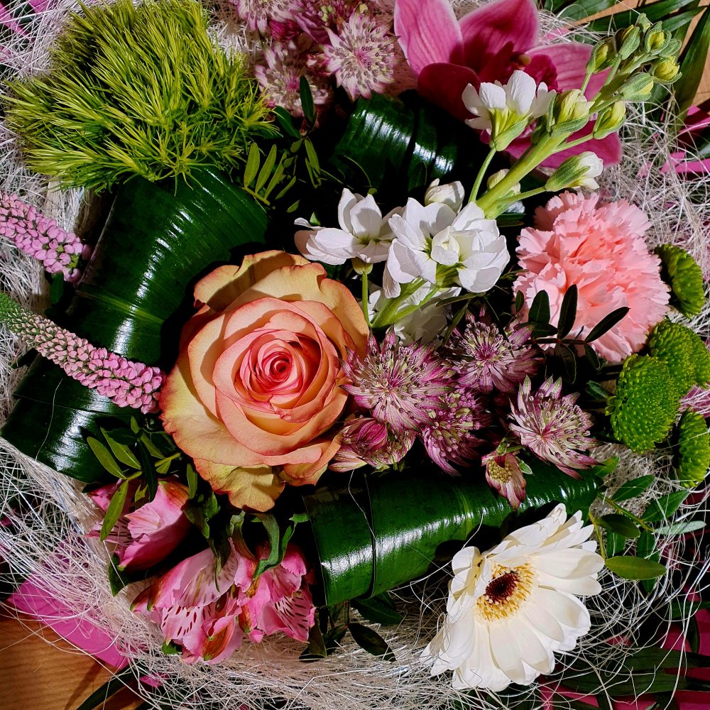 Bouquet rond rose et blanc, par Cannelle Fleurs, fleuriste à Bégard