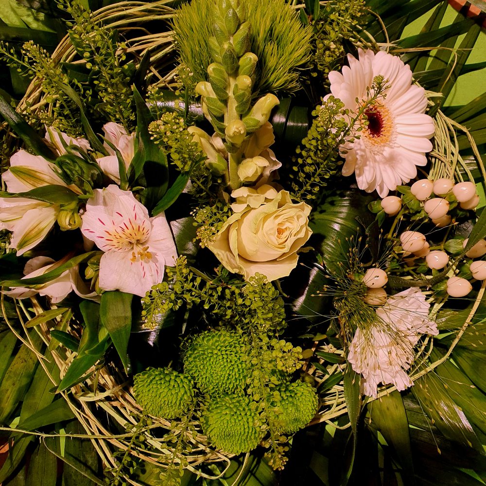 Bouquet rond vert et blanc, par Cannelle Fleurs, fleuriste à Bégard
