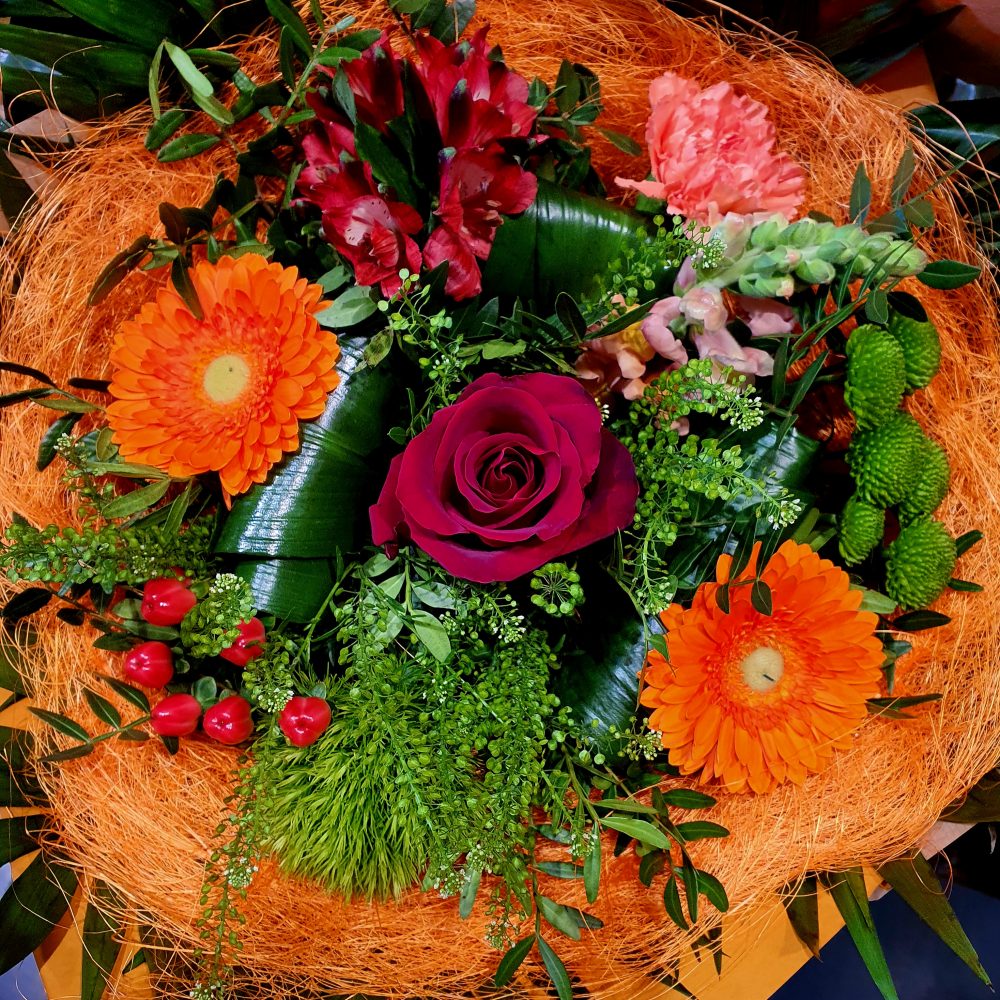 Bouquet rond orange et rouge., par Cannelle Fleurs, fleuriste à Bégard