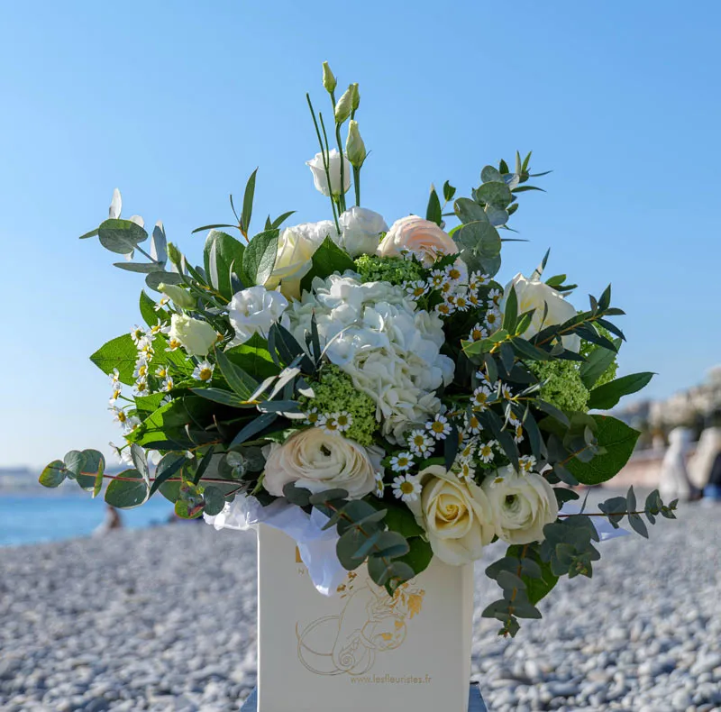 Bouquet boite Courchevel taille S, par Les fleuristes Nice, fleuriste à Nice