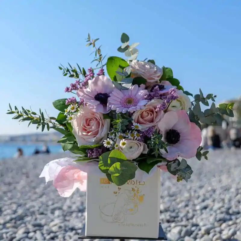 Bouquet boite Versailles taille S, par Les fleuristes Nice, fleuriste à Nice