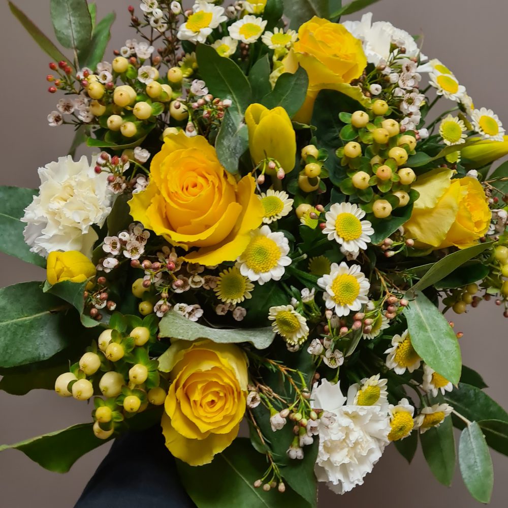 Bouquet jaune et blanc, par Passionnement, fleuriste à Carmaux