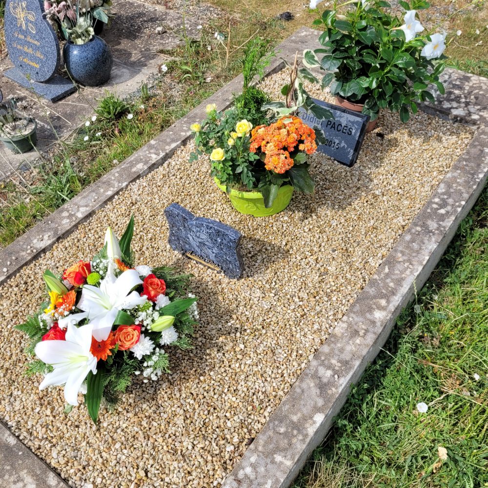 Entretien et fleurissement de sépulture, par Vert Tige Luçon, fleuriste à Luçon