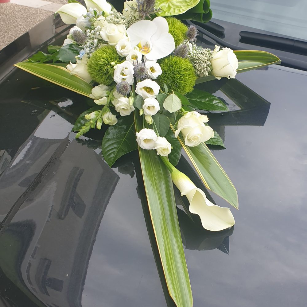Composition de mariage pour voiture., par Vert Tige Luçon, fleuriste à Luçon