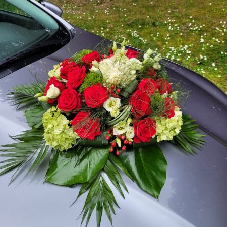 Composition de mariage pour voiture., par Vert Tige Luçon, fleuriste à Luçon