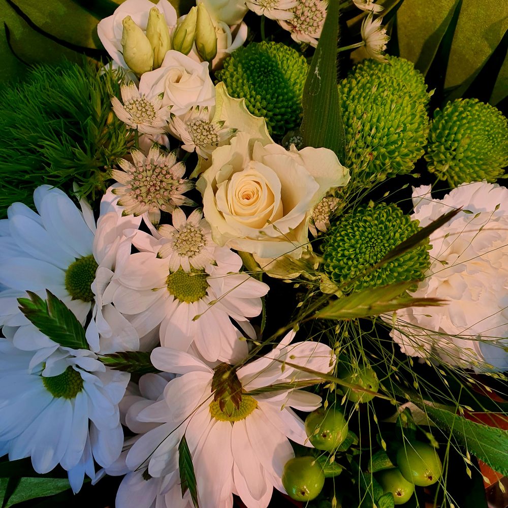 Petit bouquet vert et blanc, par Cannelle Fleurs, fleuriste à Bégard