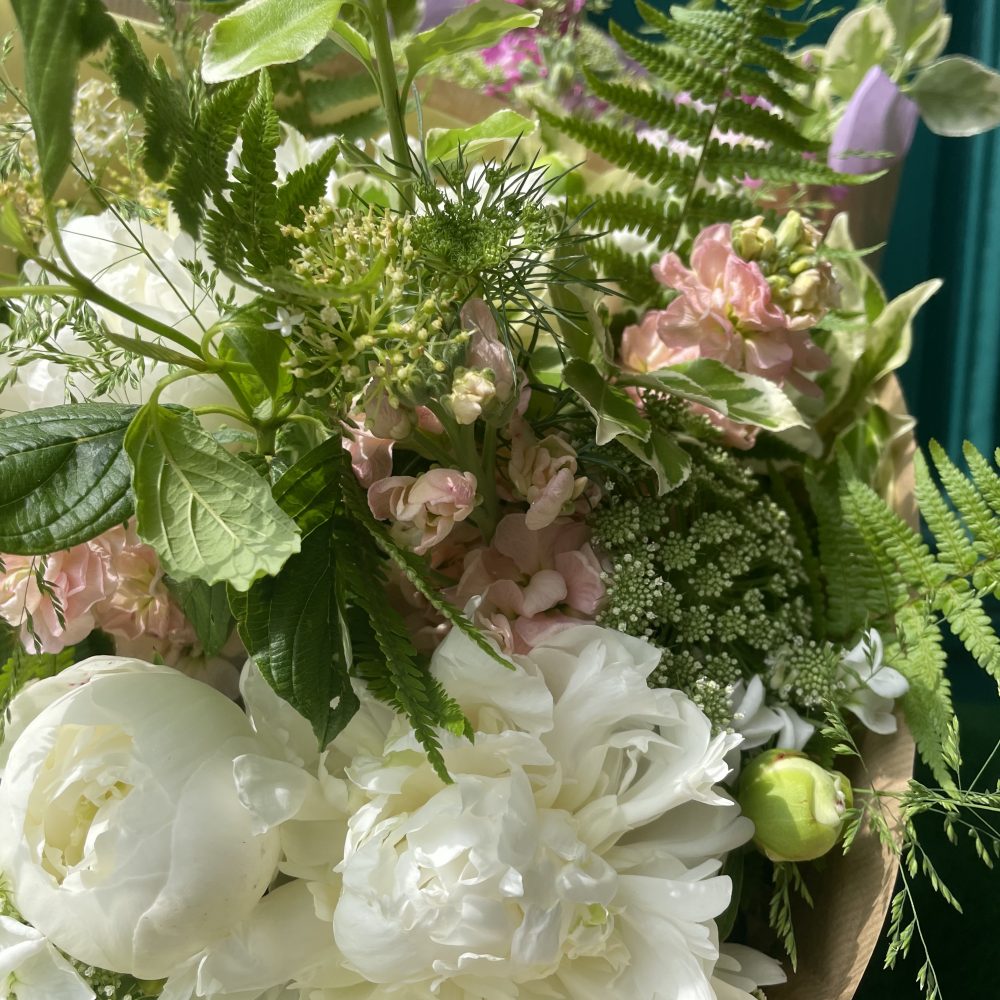 Bouquet pastel Fête des Mères, par Atelier fleuri, fleuriste à Besançon