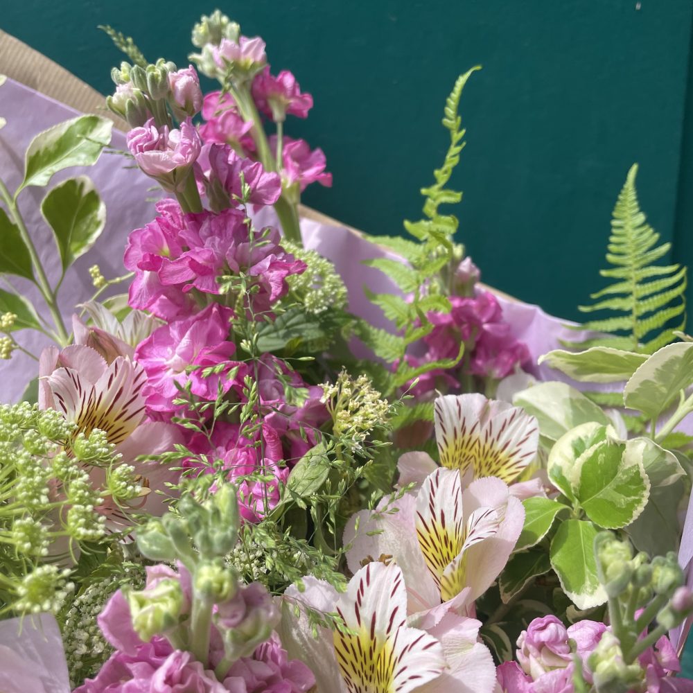 Bouquet coloré Fête des Mères, par Atelier fleuri, fleuriste à Besançon