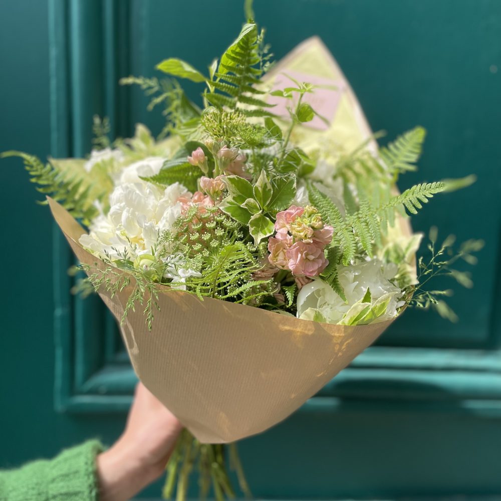 Bouquet pastel Fête des Mères, par Atelier fleuri, fleuriste à Besançon