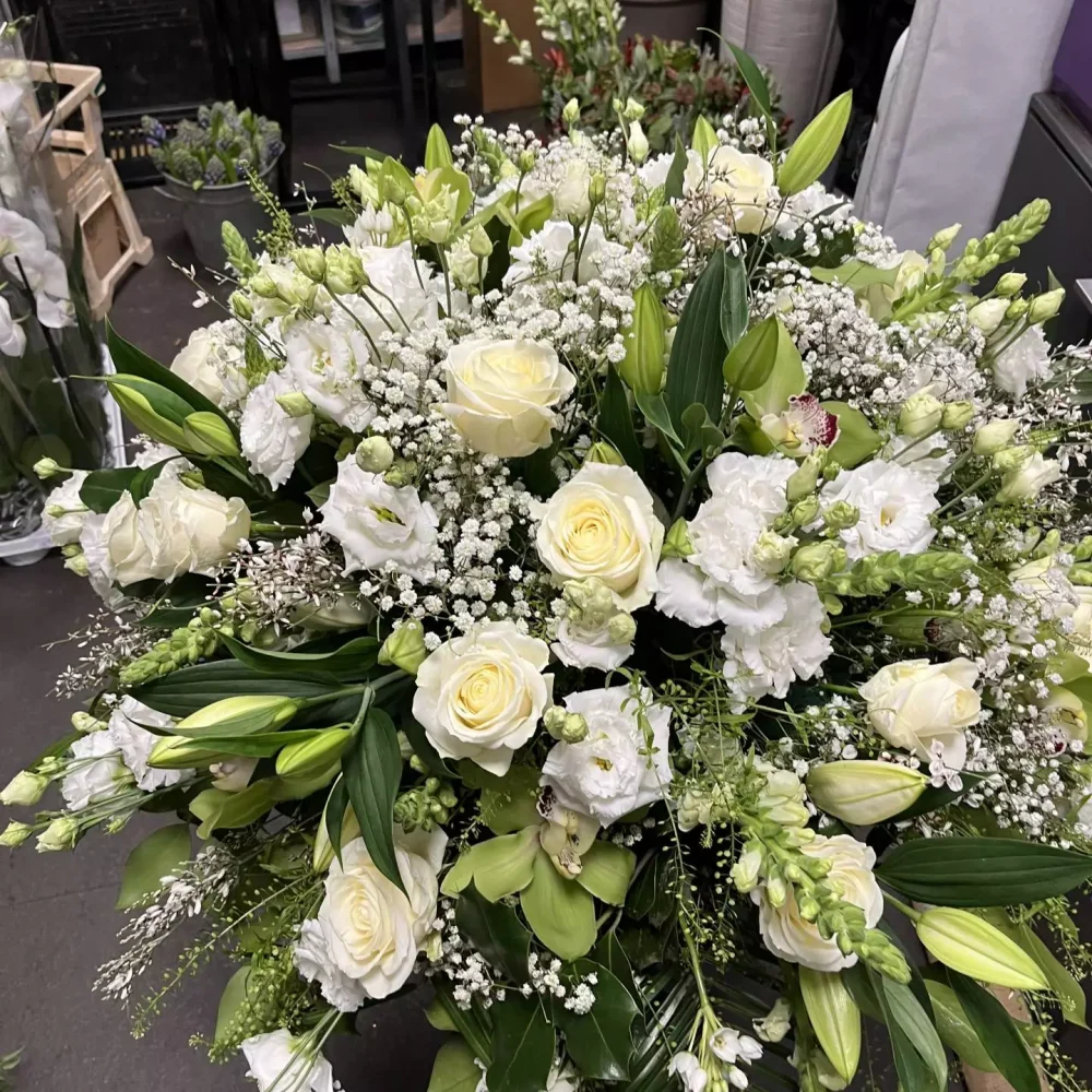 Coussin rond vert et blanc, par Cannelle Fleurs, fleuriste à Bégard