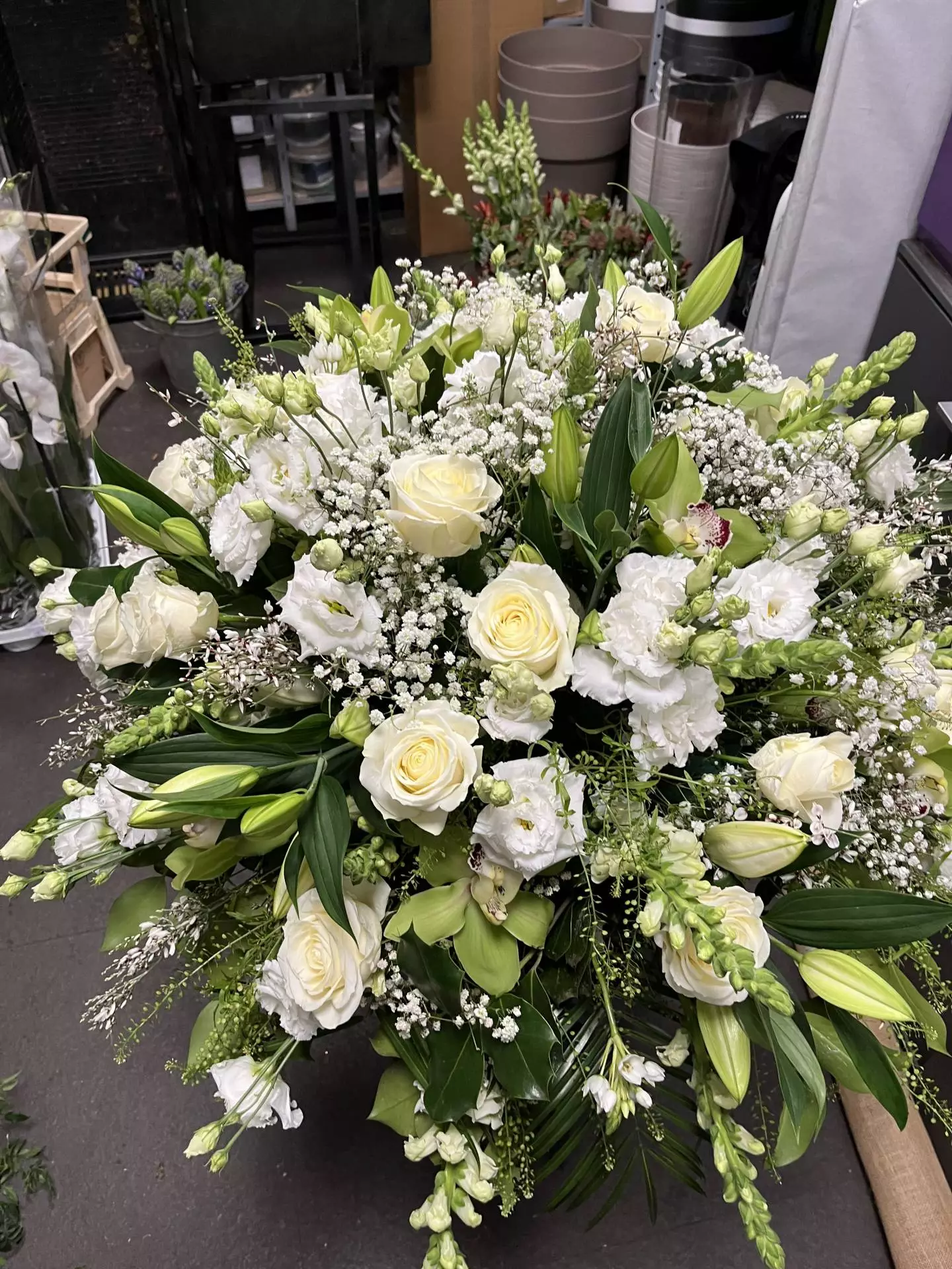 Coussin rond vert et blanc, par Cannelle Fleurs, fleuriste à Bégard