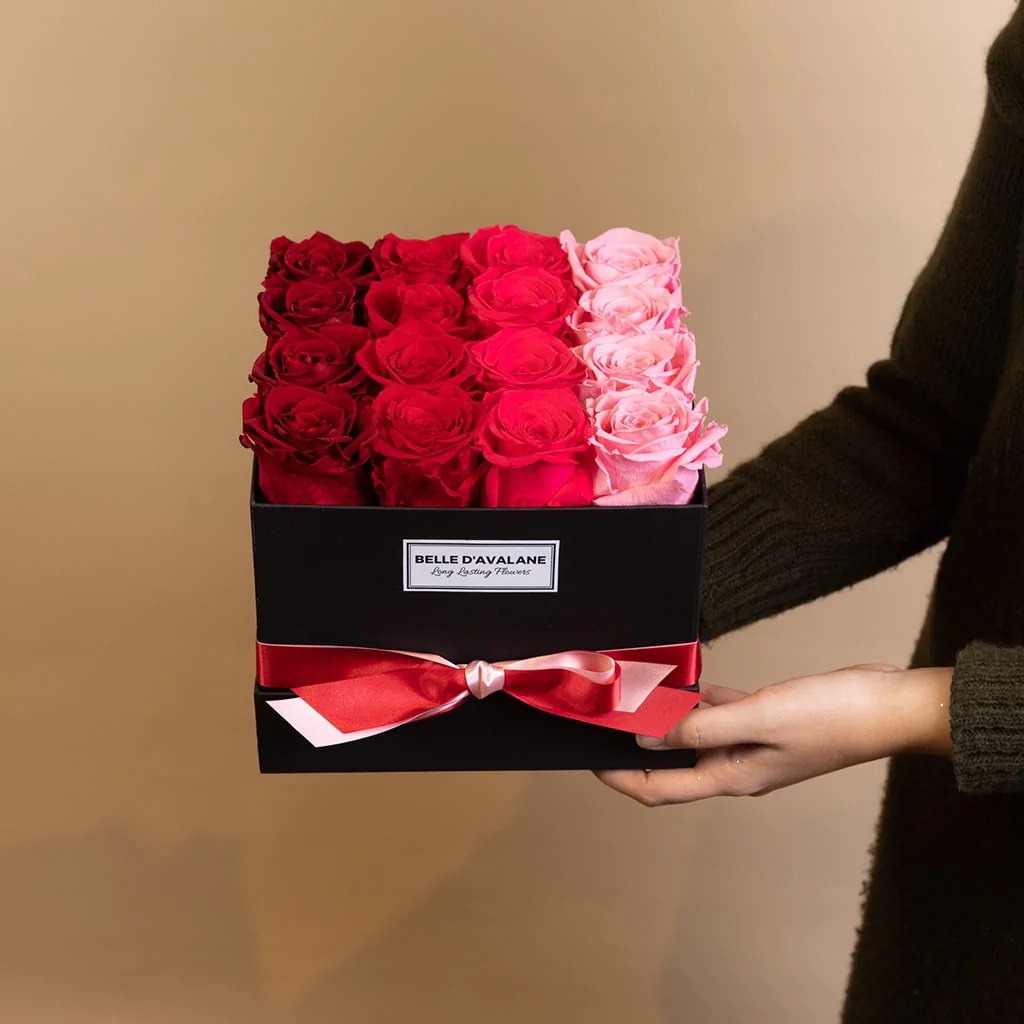 Belle d’avalane 16 roses rouges/roses dans une boîte carrée, par Flowers 7 Days, fleuriste à Antwerpen