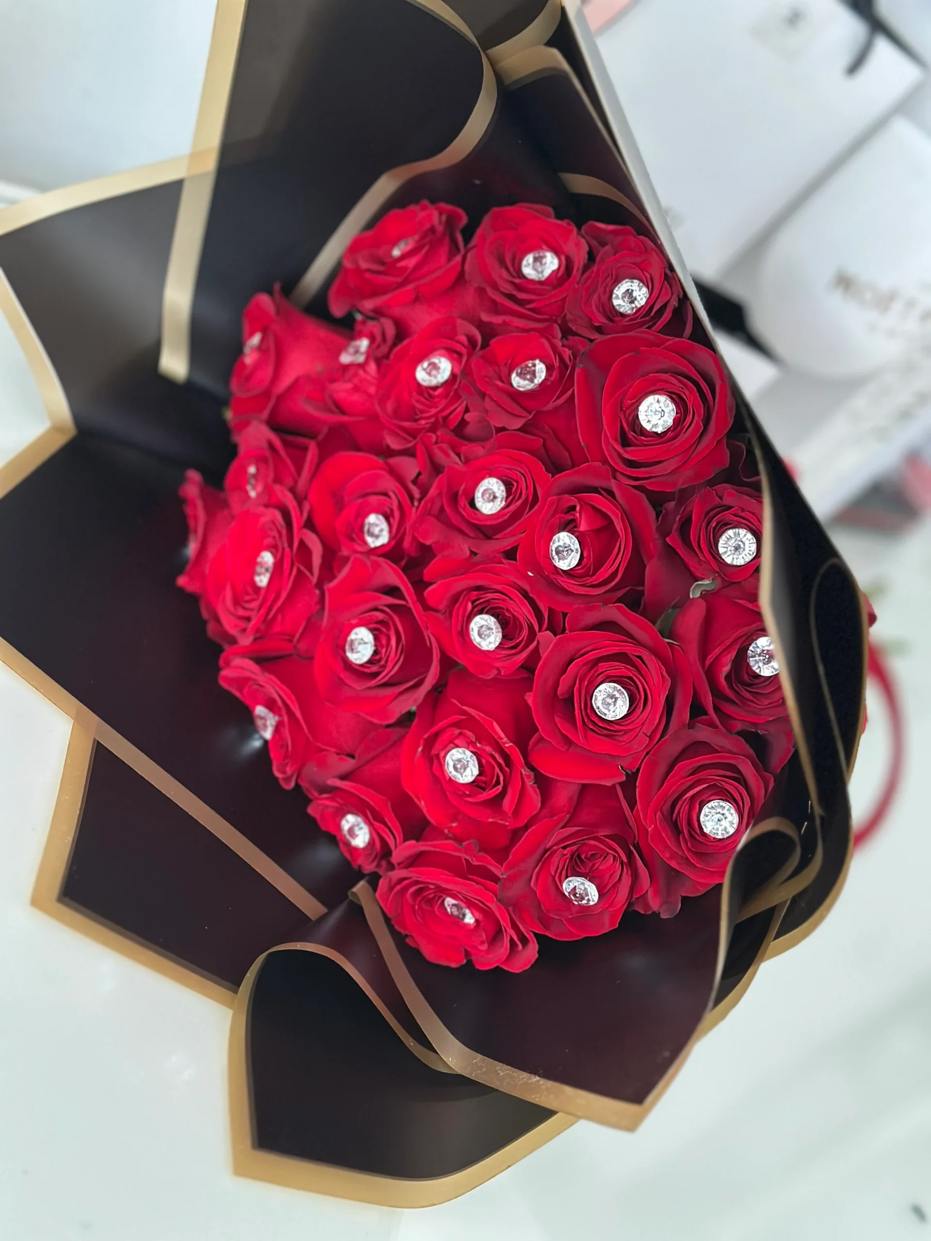 Bouquet de 25 roses avec diamant swarovsky, par Trésors Fleuris, fleuriste à Belfort