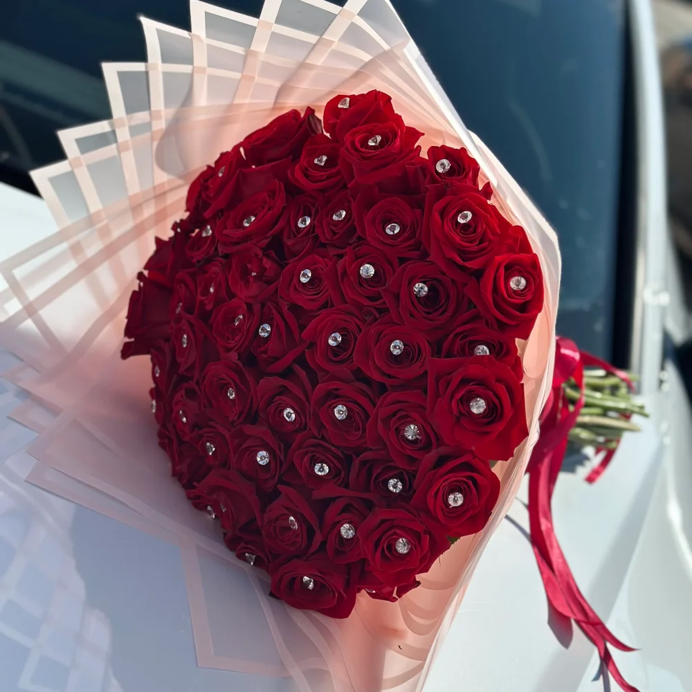 Bouquet de 50 roses avec diamant swarovsky, par Trésors Fleuris, fleuriste à Belfort