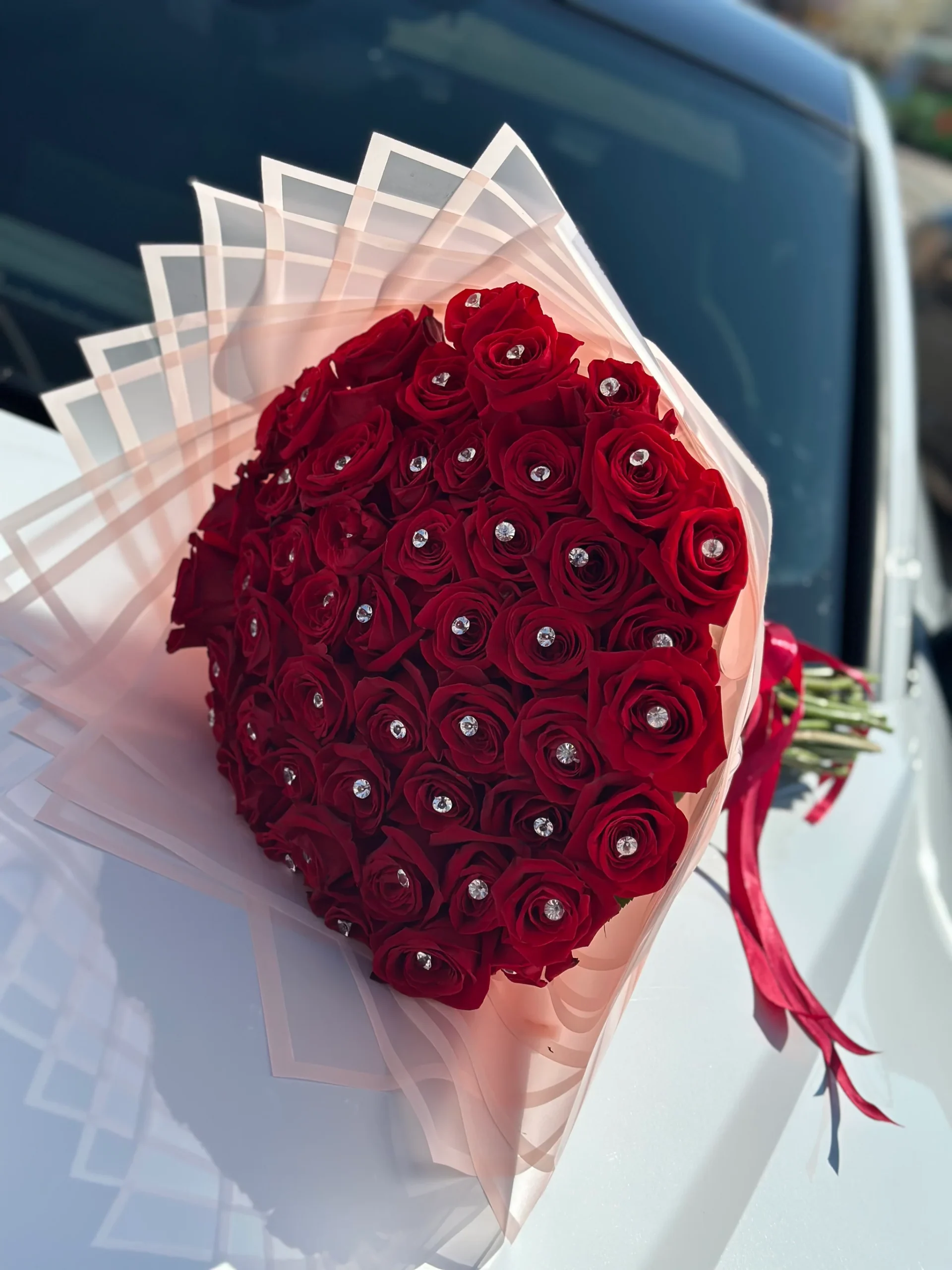 Bouquet de 50 roses avec diamant swarovsky, par Trésors Fleuris, fleuriste à Belfort