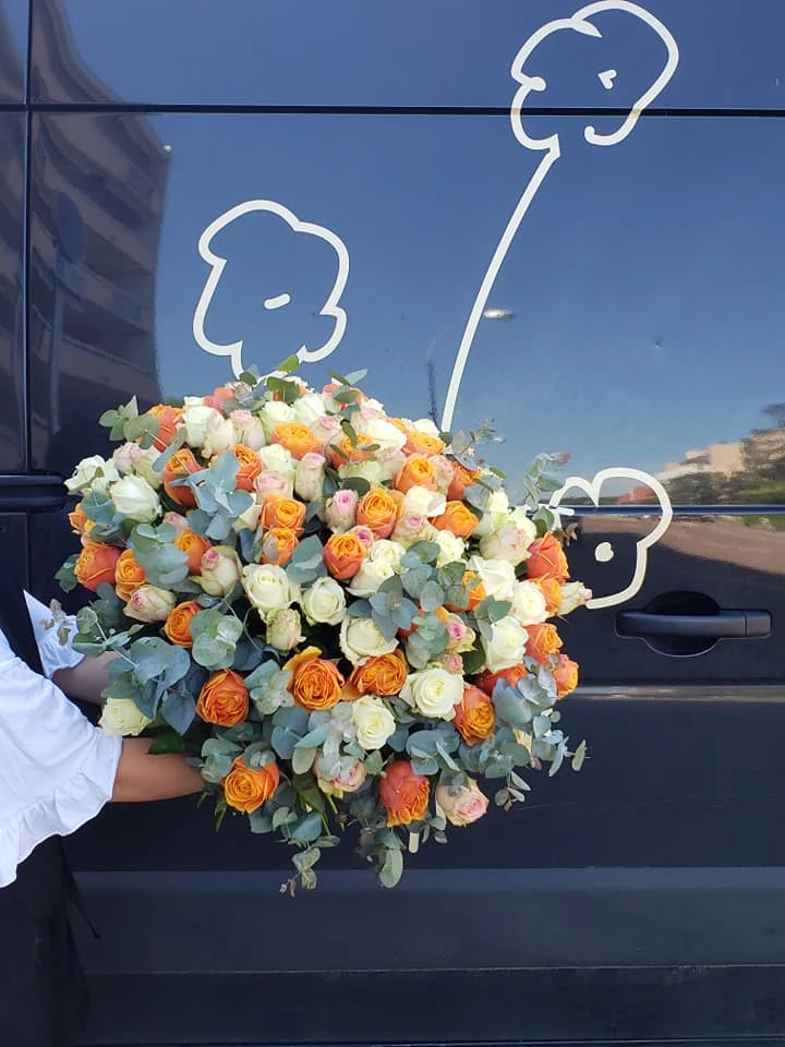 Un joli bouquet de 100 roses réalisé par Gilles Sonnet à l'occasion d'un anniversaire