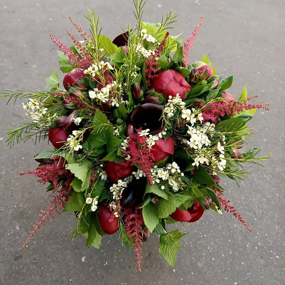 Un bouquet tendance composé de pivoines red charm réalisé par BO Design Floral