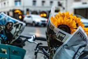 Un défi de taille : réaliser 3000 bouquets pour fleurir les vélibs parisiens