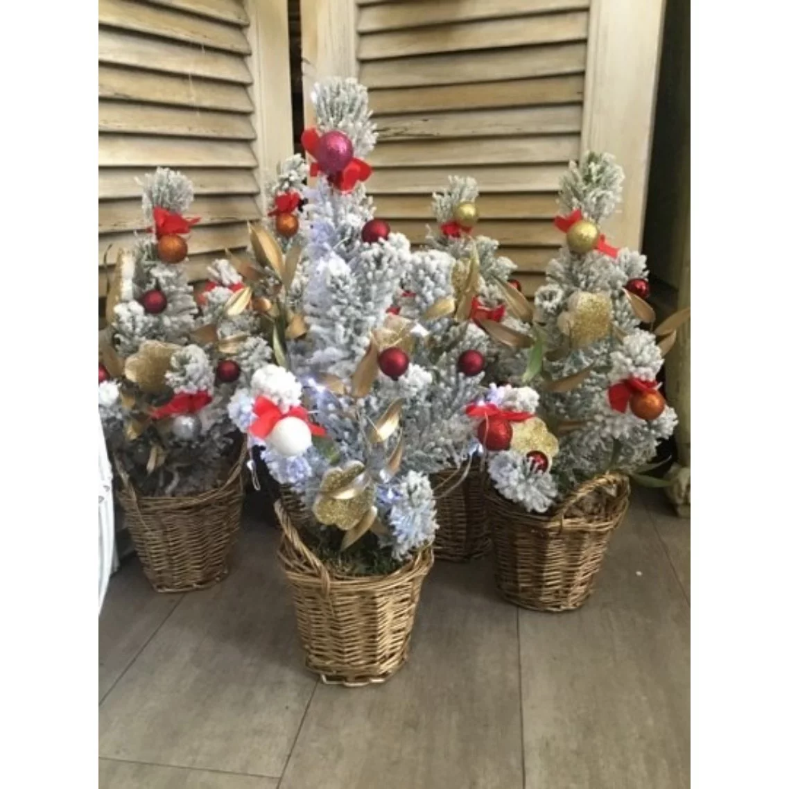 Sapin Décoré, par Magnolia Fleuriste, fleuriste à Antibes