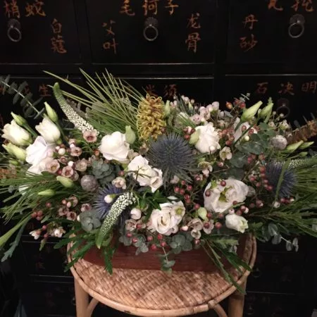 Céramique rouille avec des fleurs de saison, par Hanakawa, fleuriste à Meudon