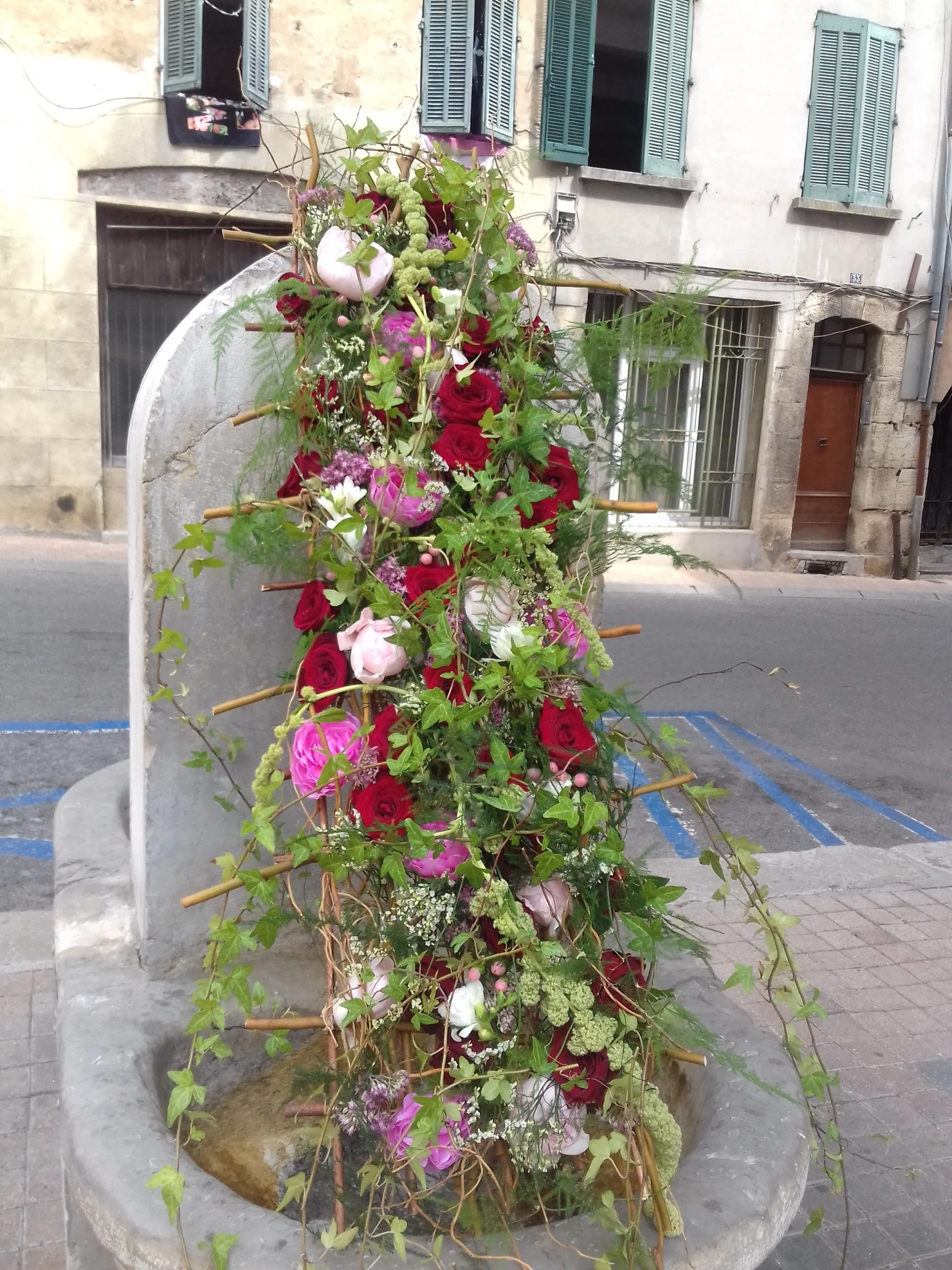 Dessus de Cercueil, par Akane - Le murmure des fleurs, fleuriste à Cuers