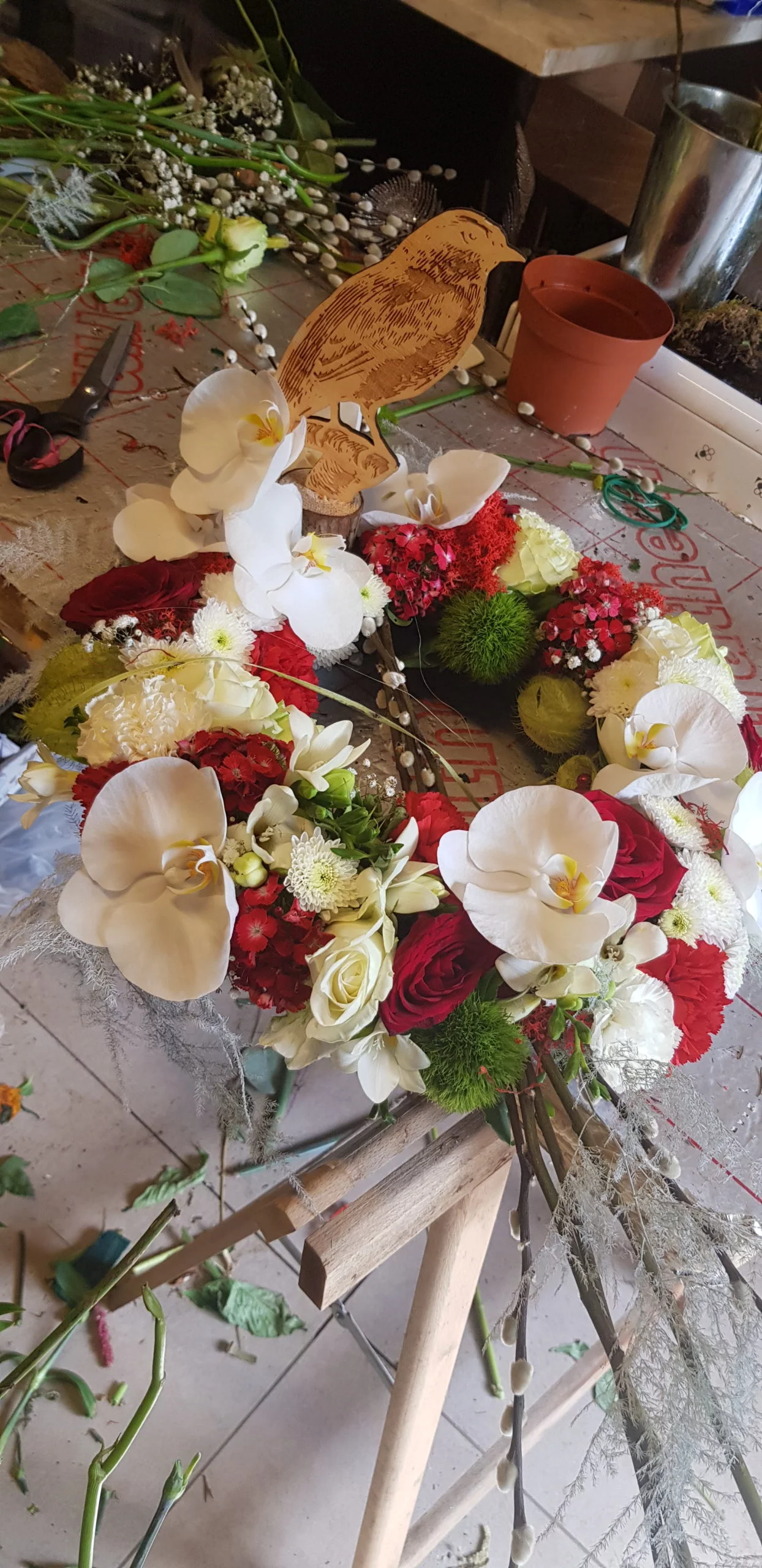 Couronne mortuaire, par Zen et Flore, fleuriste à La Louvière