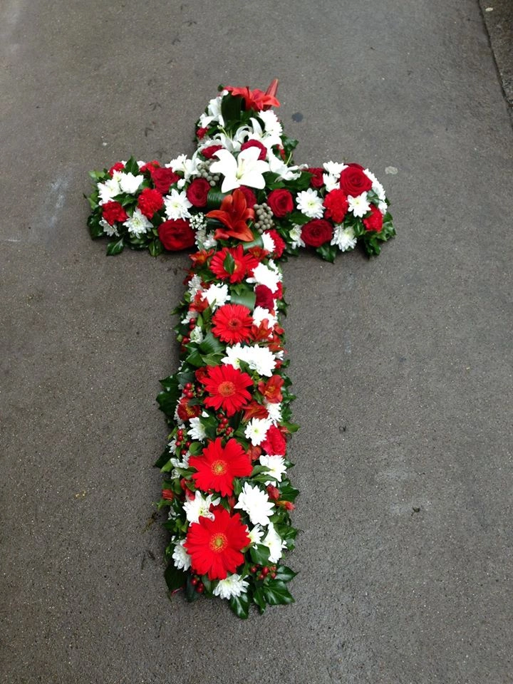 Croix deuil, par Art Floral Le Puy en Velay, fleuriste à Le Puy-en-Velay