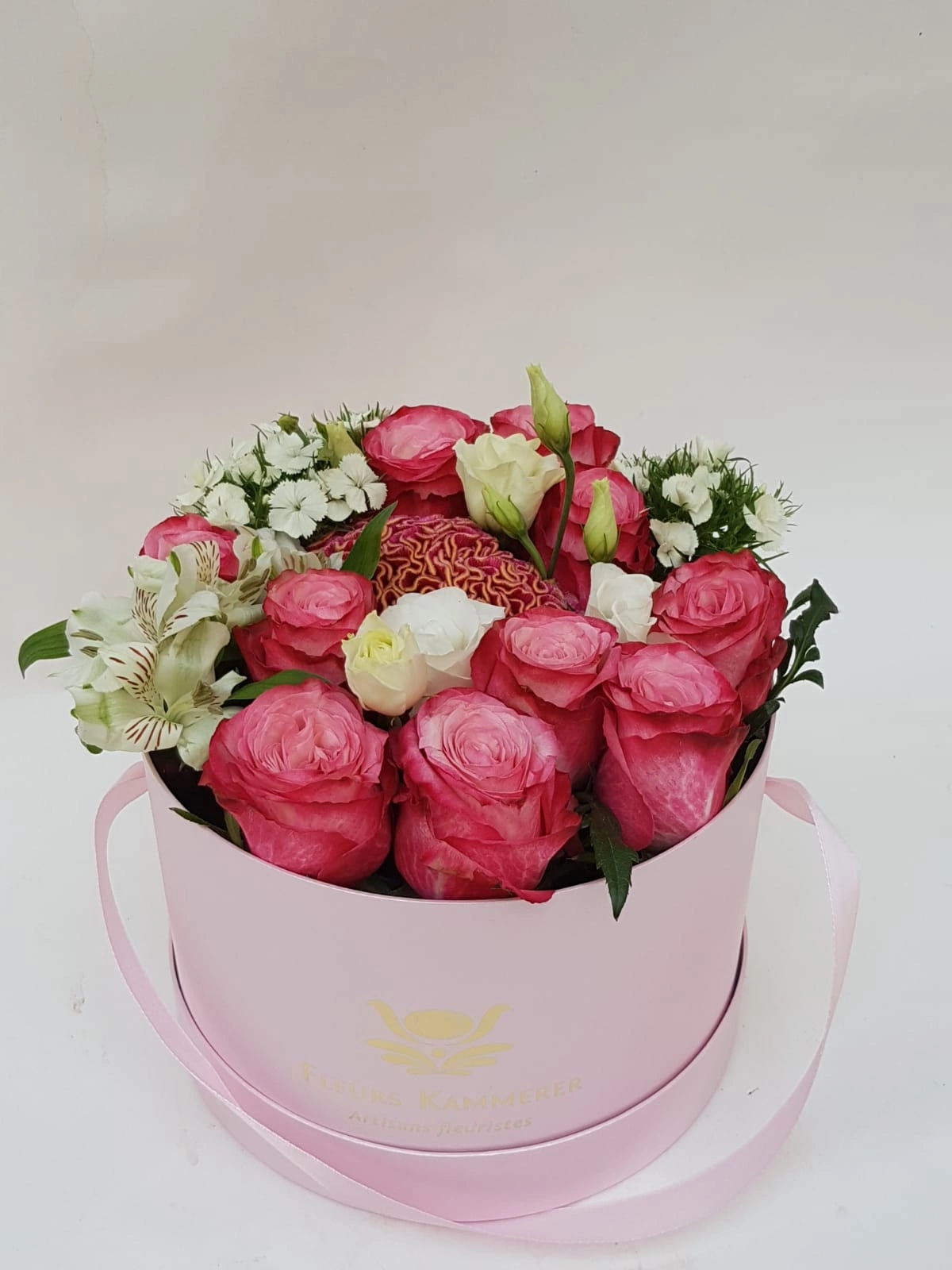 Boite A Chapeau Kammerer Avec Fleurs De Saison, par Fleurs Kammerer, fleuriste à Illkirch-Graffenstaden