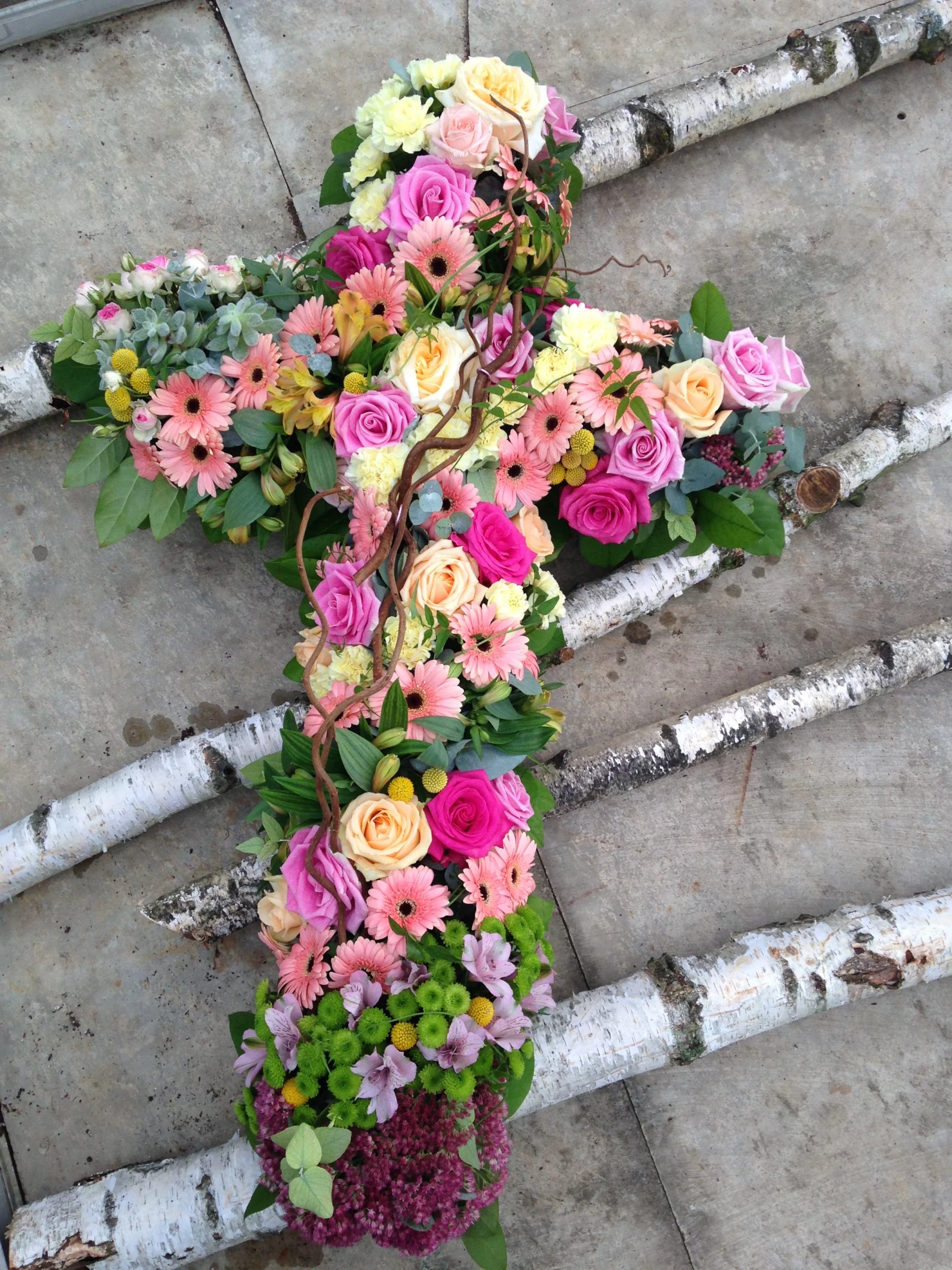 Croix Forever, par La Fabrique Végétale, fleuriste à Wissous