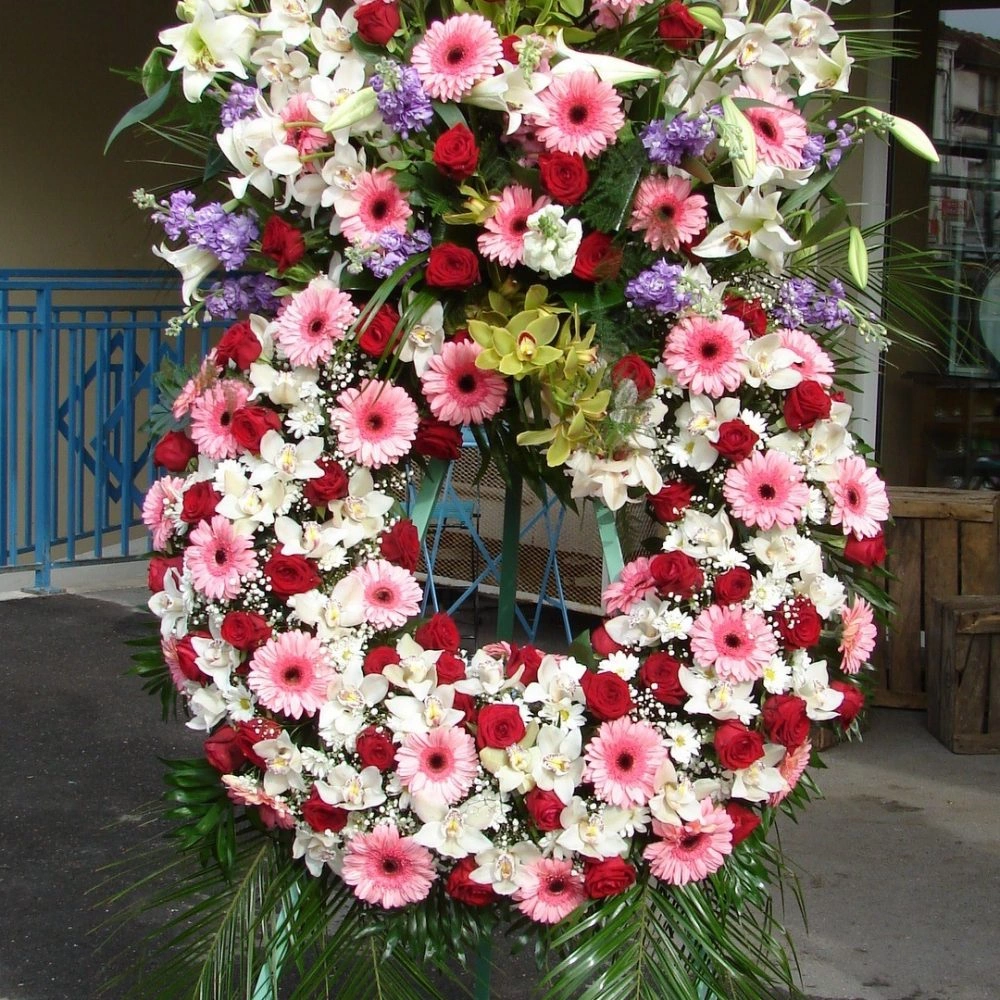 couronne sur pied deuil, par Au jardin de Cécilia, fleuriste à Esbly
