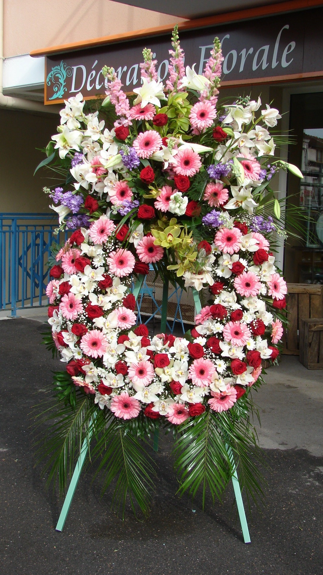 couronne sur pied deuil, par Au jardin de Cécilia, fleuriste à Esbly