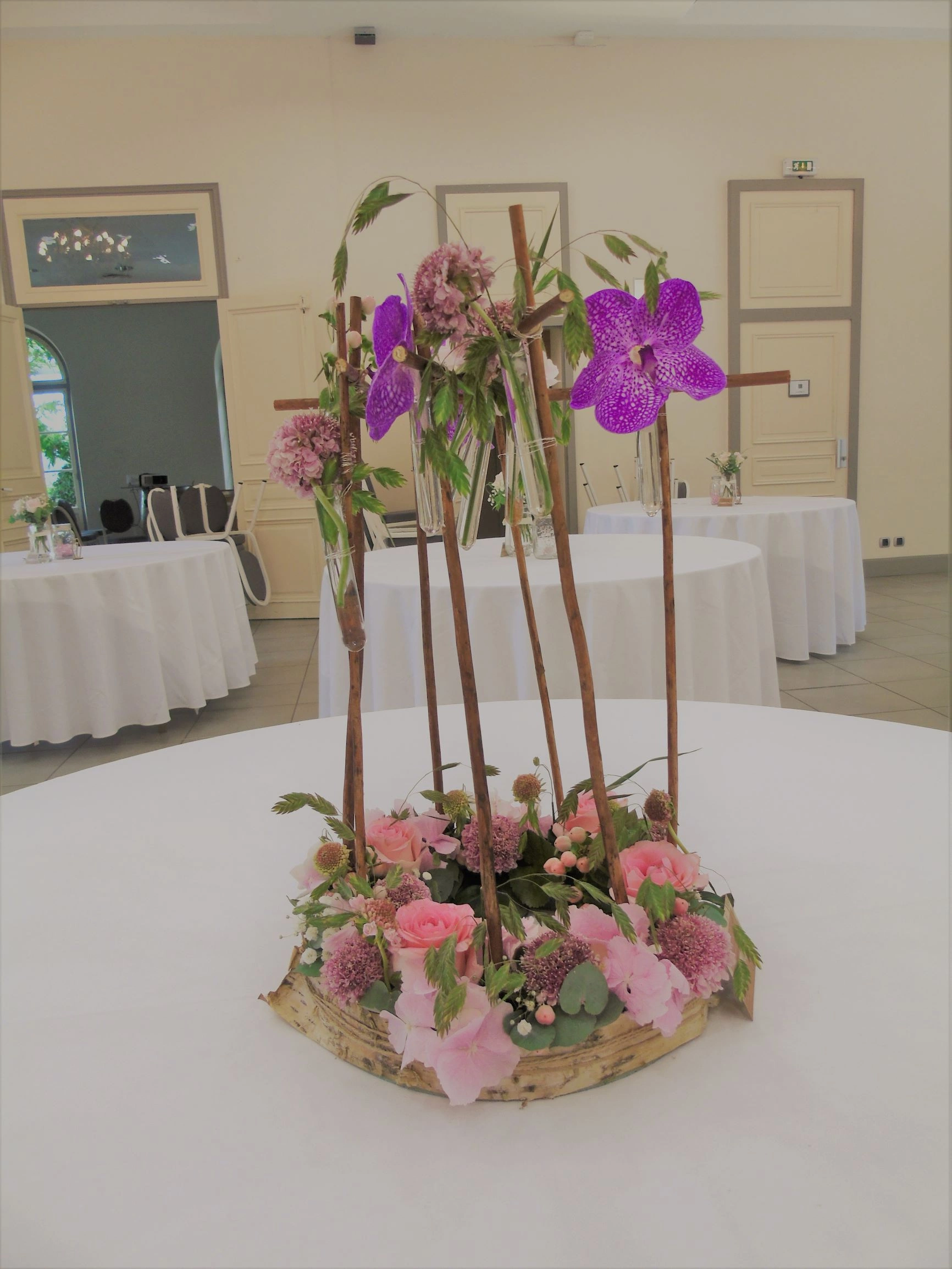 Composition Florale en Hauteur, par Akane - Le murmure des fleurs, fleuriste à Cuers