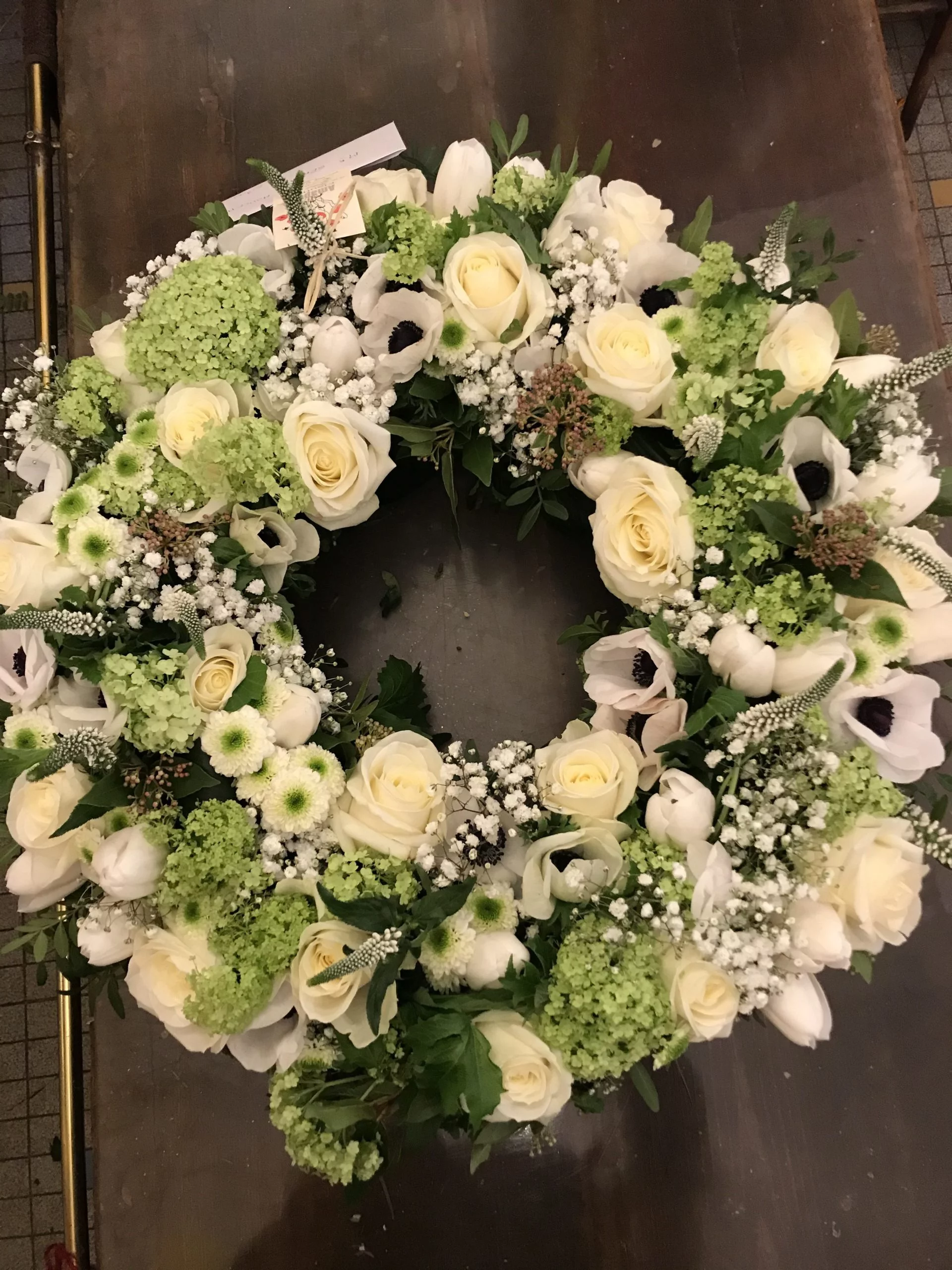 Couronne de deuil, par Amapola fleuriste, fleuriste à Paris