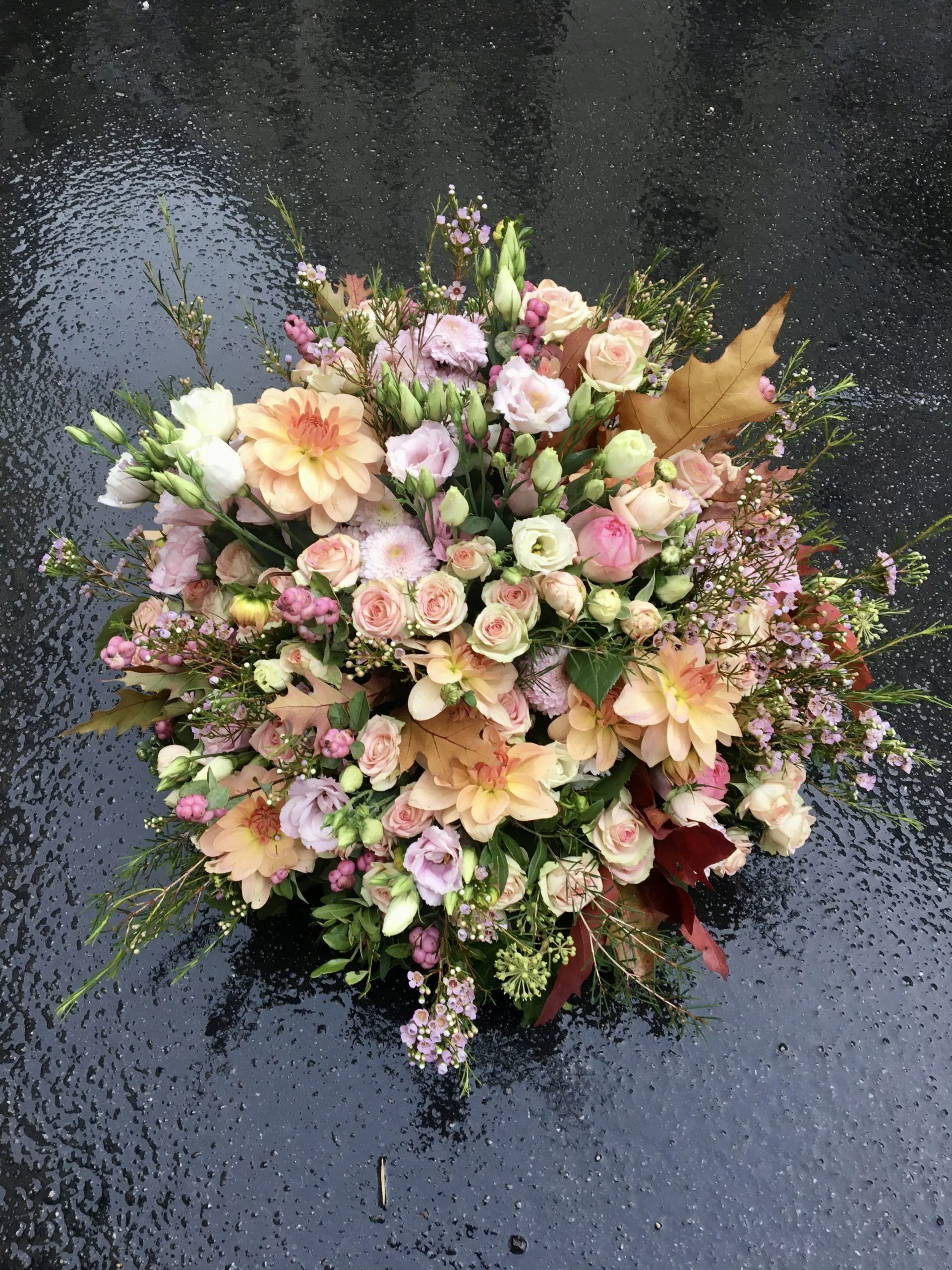 Coussin rond deuil, par Amapola fleuriste, fleuriste à Paris