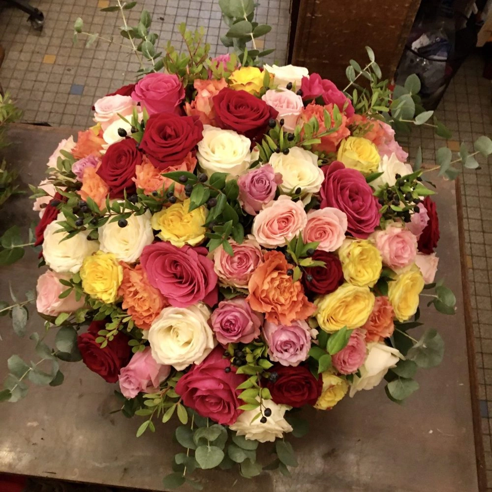 Bouquet dans un contenant, par Amapola fleuriste, fleuriste à Paris