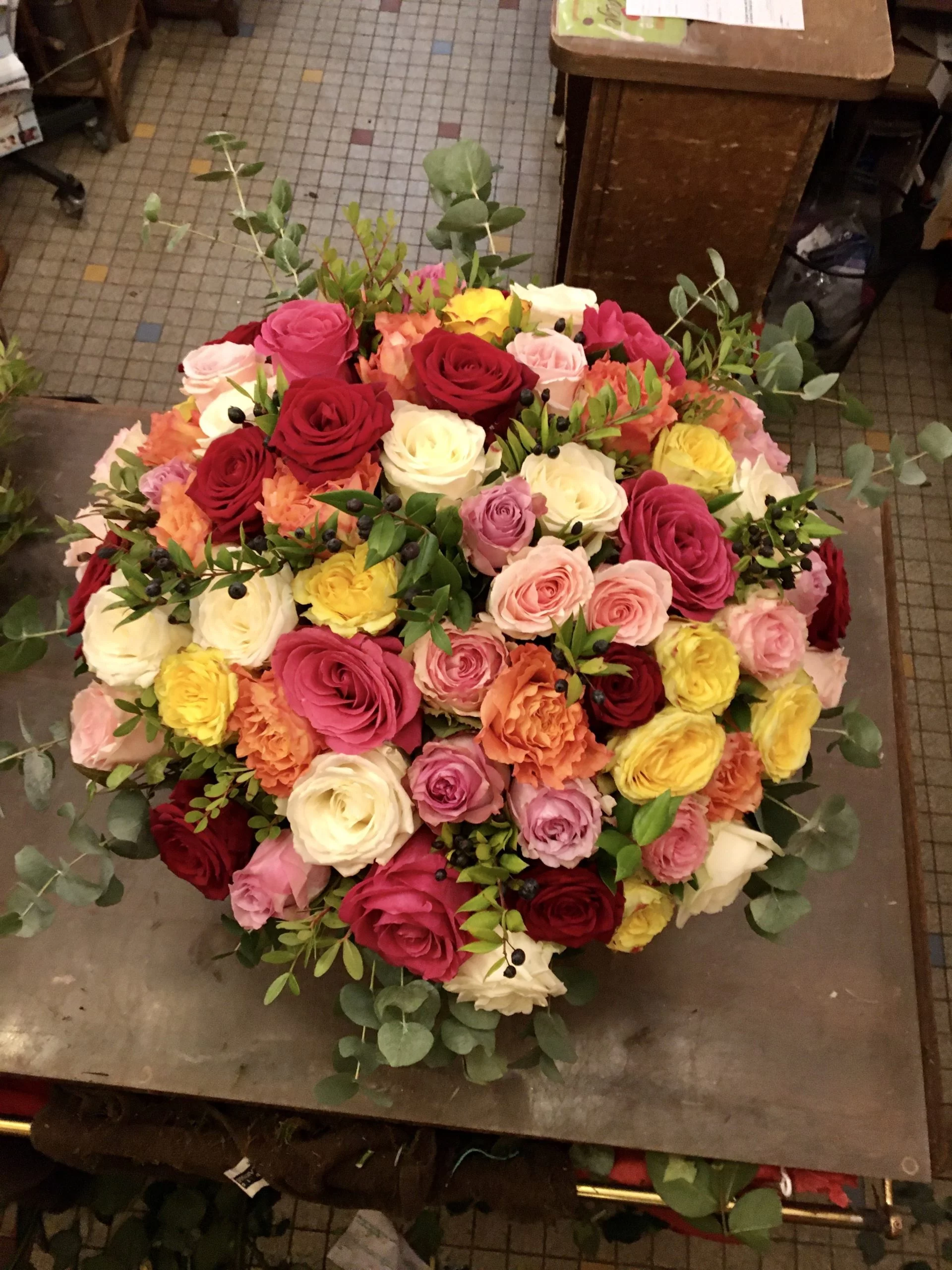 Bouquet dans un contenant, par Amapola fleuriste, fleuriste à Paris