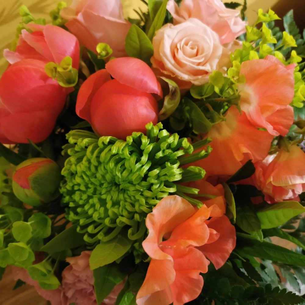 Bouquet corail, par A fleurs de peau, fleuriste à Les Mureaux