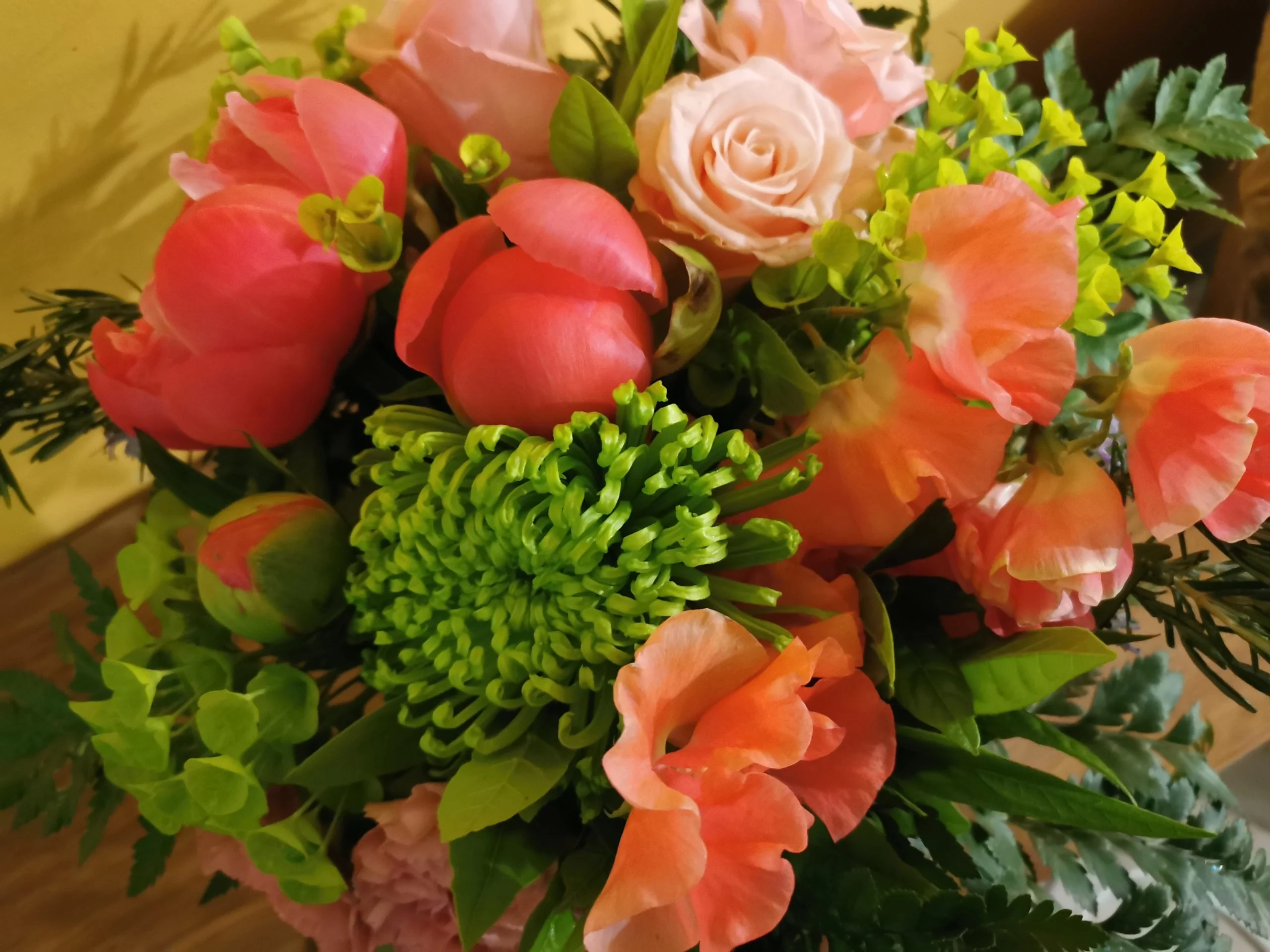 Bouquet corail, par A fleurs de peau, fleuriste à Les Mureaux