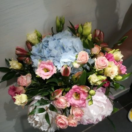 Bouquet rond fleurs variées, par Canopée, fleuriste à Bourgueil
