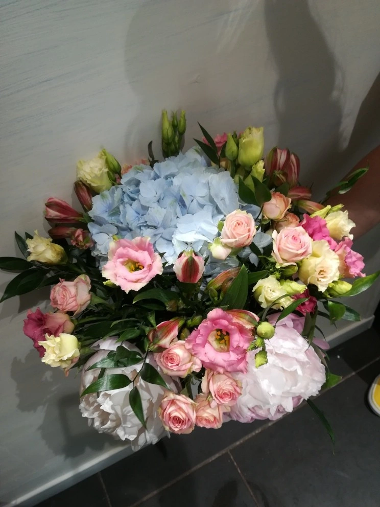 Bouquet rond fleurs variées, par Canopée, fleuriste à Bourgueil