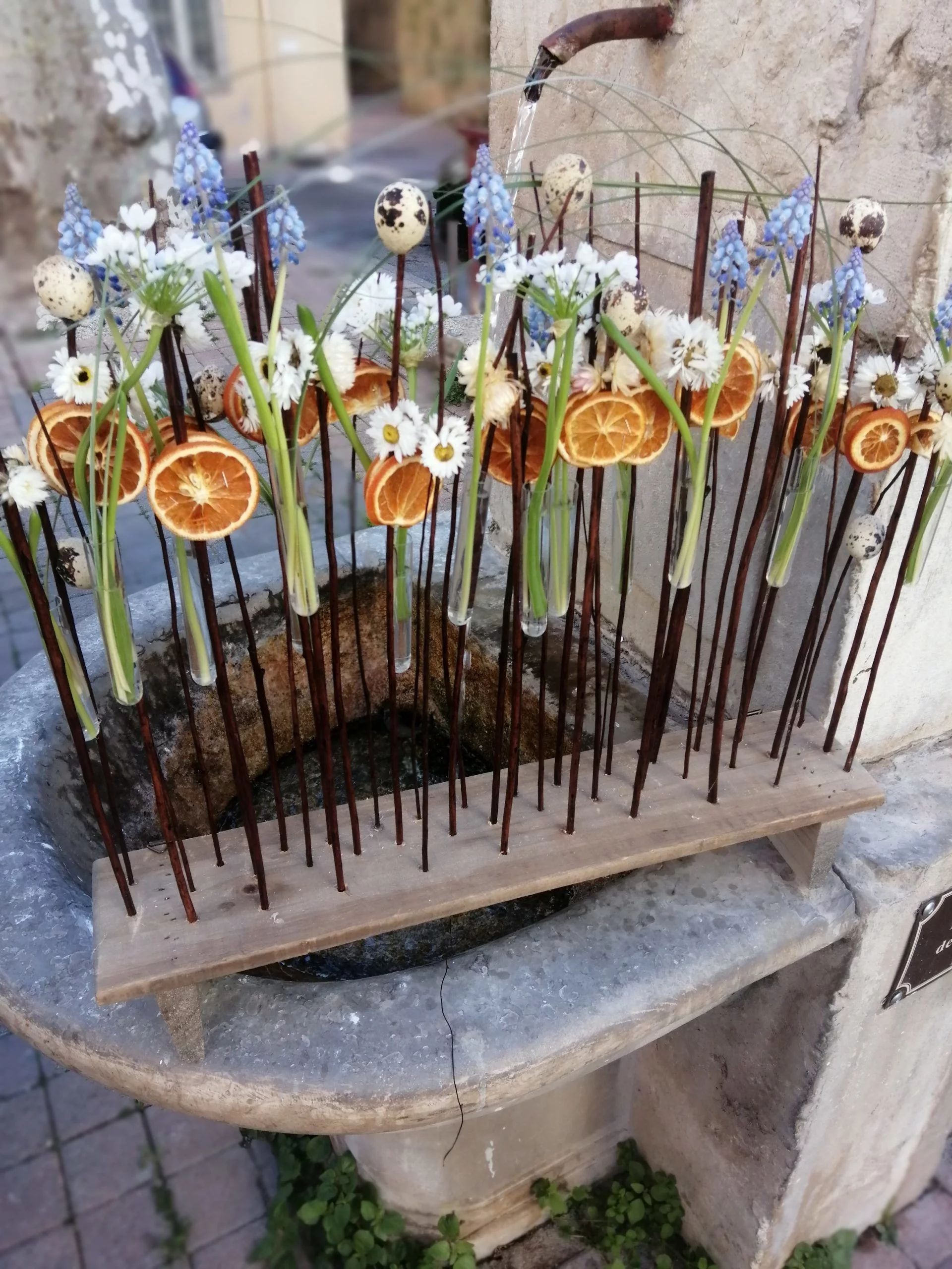 Centre De Table Printanier, par Akane - Le murmure des fleurs, fleuriste à Cuers