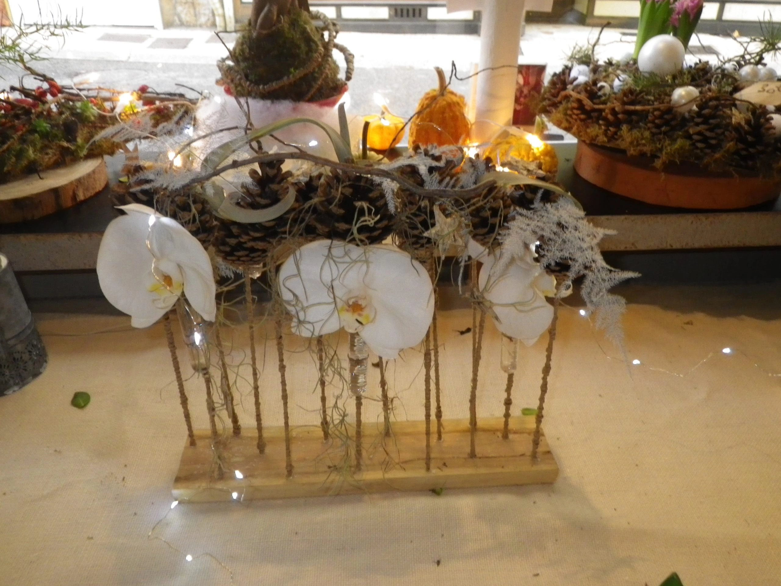 Centre De Table Festif, par Akane - Le murmure des fleurs, fleuriste à Cuers