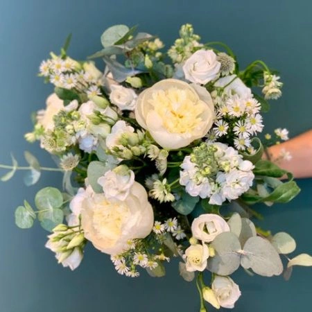 Bouquet du fleuriste blanc, par Petite Fleur Besançon, fleuriste à Besançon