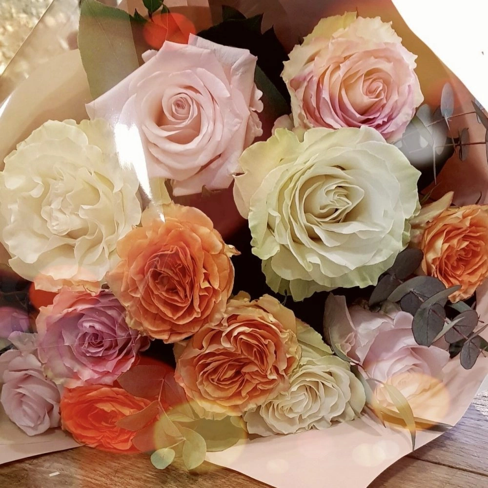 Bouquet De Roses Multicolore, par Les jolies choses, fleuriste à Couëron